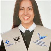 Profesora joven para ayudar a estudiantes de la ESO